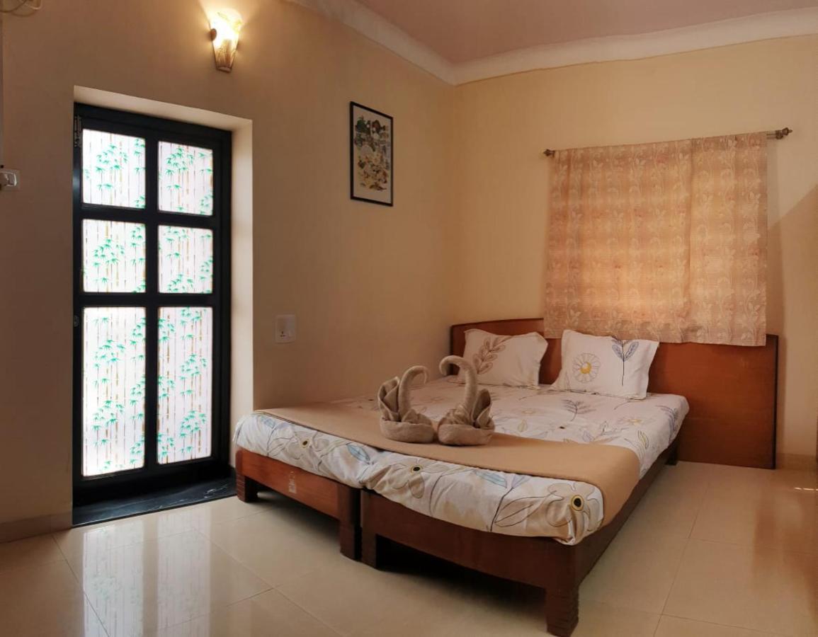 Mama Mids Home Morjim Exterior photo